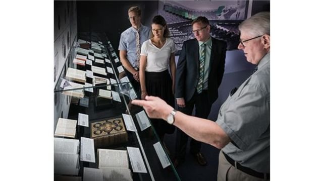 Besøgende på Jehovas Vidners Bibeludstilling i Holbæk, Danmark. Kilde: JW.org.
