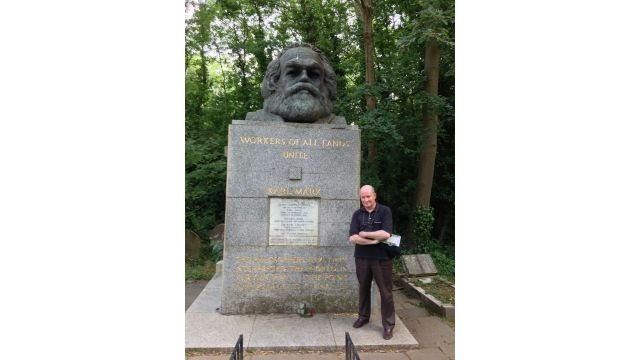 Massimo Introvigne nel cimitero di Highgate nel 2013, di fronte alla tomba di Marx.