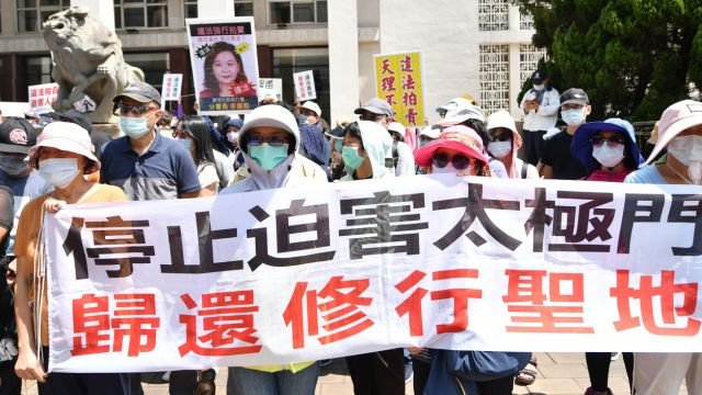 Tai Ji Men dizi protest at the Taichung High Administrative Court.