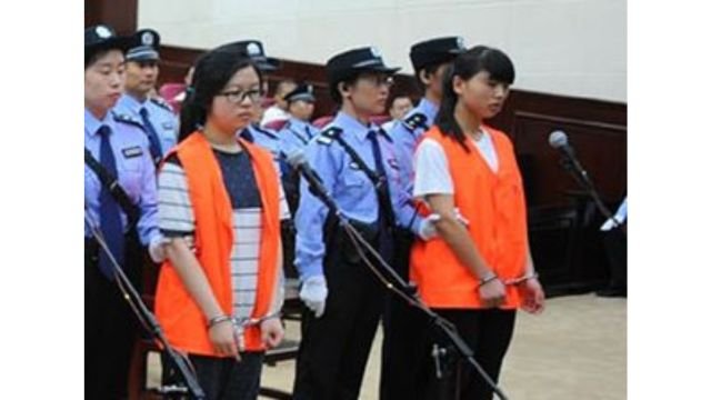 Zhang Qiaolian (right), Zhang Lidong’s lover, and Zhang Hang, Zhang Lidong’s youngest daughter (left), at trial. From Weibo. 