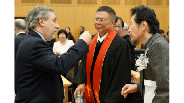 2024年12月10日に福岡で開催されたイベントで他の講演者と宗教の自由の問題について議論するマルコ・レスピンティ。