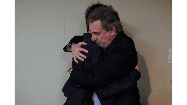 マルコ・レスピンティは、拉致監禁の被害者であった家庭連合のメンバーと面会した。福岡、2024年12月10日。