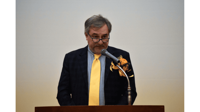 広島の文化交流会館で講演するマルコ・レスピンティ。2024年12月6日。