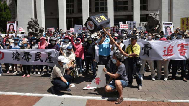 Tai Ji Men dizi protesting the Taichung High Administrative Court verdict.