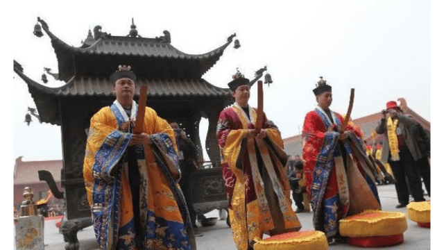 Taoist priests attending a memorial ceremony for Laozi in the Heavenly Peace Palace, Woyang County, Anhui, traditionally believed to be his birthplace. From Weibo.