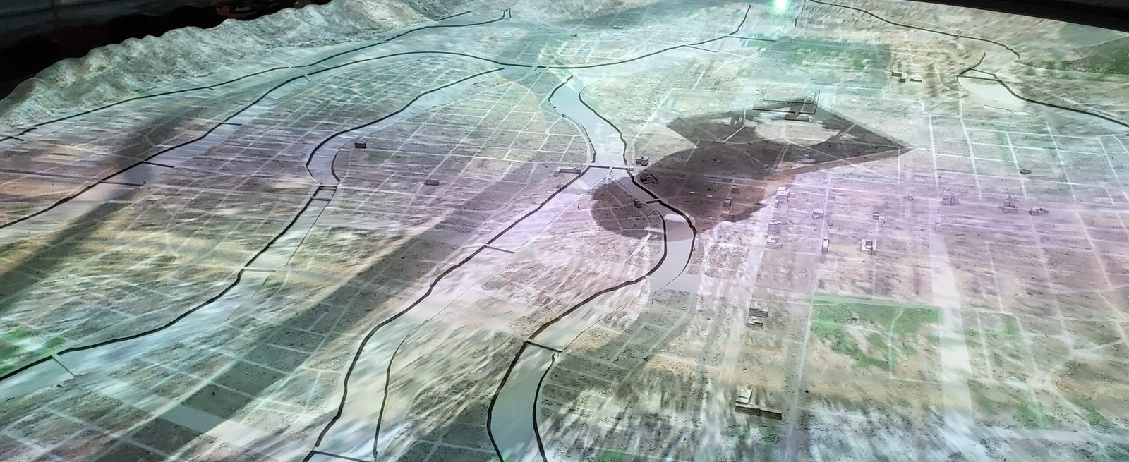 爆弾が投下される様子。広島平和記念資料館で悲劇を再現したビデオより。写真はマルコ・レスピンティが撮影。