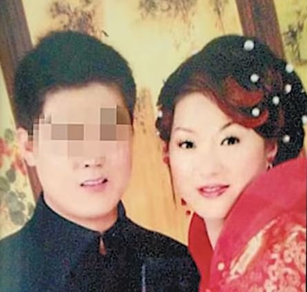 Wu Shuoyan with her husband. From Weibo.