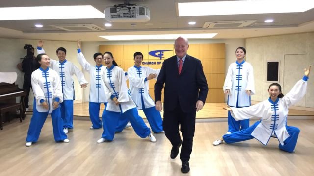 Uno degli autori, Massimo Introvigne, con rifugiati della CDO a Seul, in Corea del Sud, nel 2017.
