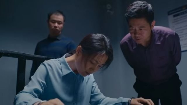 Rappresentazione del duro interrogatorio di una fedele della Chiesa di Dio Onnipotente. Da “Branded”, un film prodotto dalla Chiesa di Dio Onnipotente.
