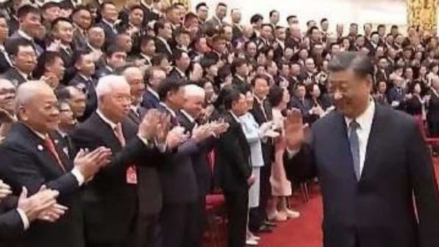 Goh Tian Chuan (first from left in the front row) applauding Xi Jinping at the 10th Conference for Friendship of Overseas Chinese Associations. From the report.