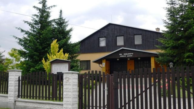 Sál Království svědků Jehovových v městské části Karviná-Ráj (zdroj).
