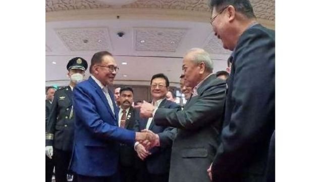Goh Tian Chuan receives Malaysia’s Prime Minister Anwar Ibrahim at the Beijing China World Hotel in March 2023. From the report.