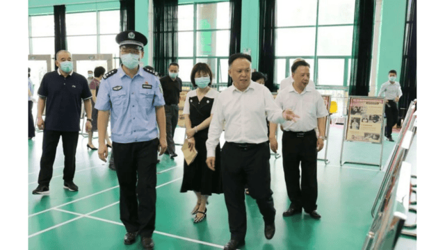Liang Wei, Secretary of the Municipal Political and Legal Committee, inspects the Meizhou City Sick and Disabled Treatment and Drug Rehabilitation Center. From Weibo.