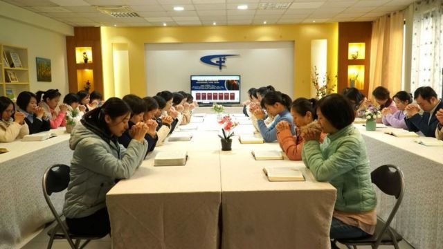 Rifugiati della CDO che pregano e studiano le loro sacre scritture in Italia.