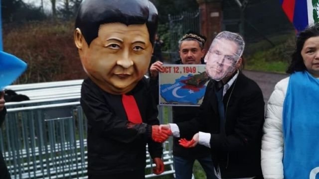 A moment of the protest-performance.