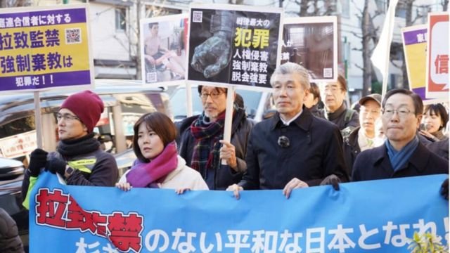 田中富広家庭連合会長(前列右端)、後藤徹氏(前列右から2番目)、徳永信一弁護士(左から3番目)及び中山達樹弁護士(左端)は、拉致監禁・強制改宗の違法性を訴えるべく行進した(写真:世界日報)。