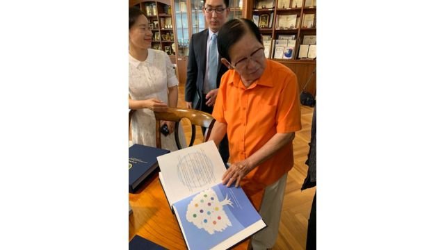 Chairman Lee explaining Shincheonji teachings.