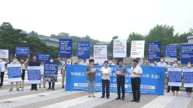 Membri della CDO protestano davanti al Palazzo presidenziale della Corea del Sud (la Casa Blu) contro le vessazioni del Partito Comunista Cinese e dei suoi compagni di strada nei confronti dei rifugiati della CDO all’estero.