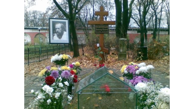 The grave of Aleksandr I. Solzhenitsyn, Donskoy Monastery, Moscow. Credits.
