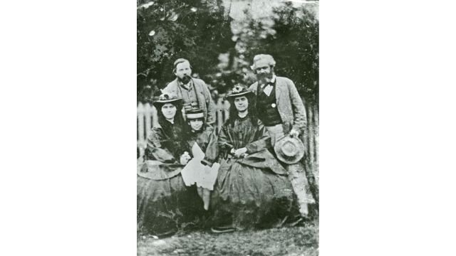 Friedrich Engels (1820-1895), Karl Marx (1818-1883), e le tre figlie di Marx, ca. 1864. Crediti.