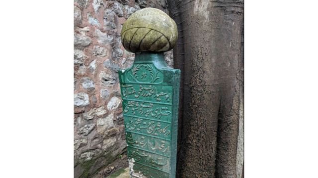 The grave of Abū Sa‘īd al-Khudrī (612–693) in Istanbul, Türkiye. From Facebook.