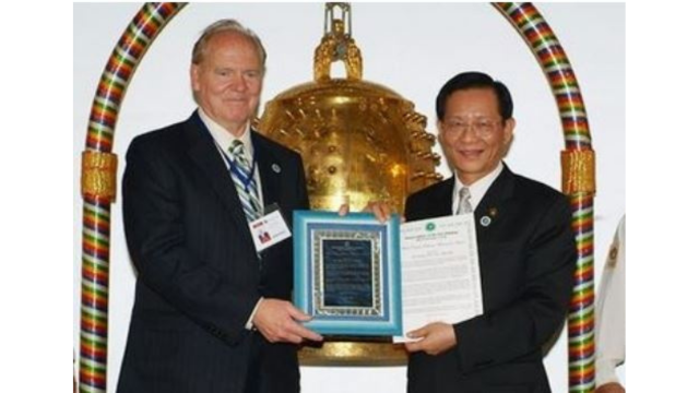 Douglas Mattern (1933–2011, left) with Dr. Hong Tao-Tze (right).