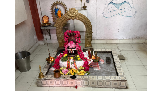 Tumulus of Sri Sabhapati Swami in the meditation hall. Photo by Massimo Introvigne.