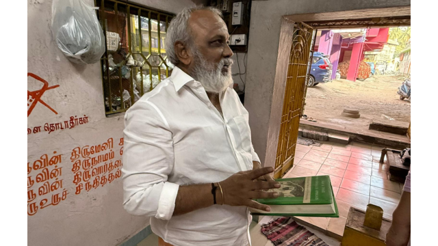 Vinayagam discussing Sabhapati with the help of Cantú’s book. Photo by Massimo Introvigne.