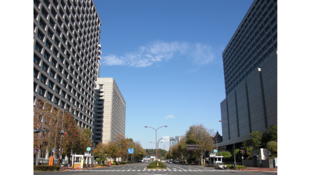 東京都千代田区霞ヶ関一丁目と二丁目の眺め。左側には警察庁（霞ヶ関二丁目）、右側には東京地方裁判所（霞ヶ関一丁目）が建っている。Credits.