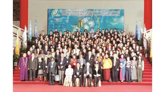 Dr. Hong with delegates to the United Nations NGO World Citizens Assembly (WCA 2001) in Taipei, 2001.