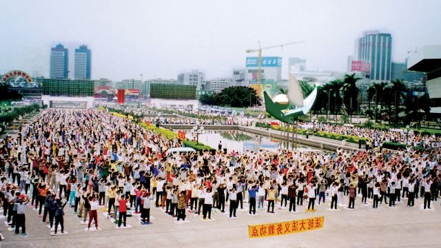 Falun Gong practitioners in Guangzhou in the mid-1990s. before the movement was banned. Credits.