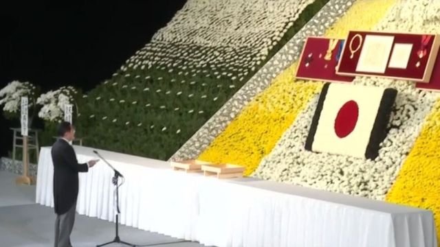 安倍晋三氏（1954-2022年）の葬儀に臨む岸田文雄首相（当時）。スクリーンショット。