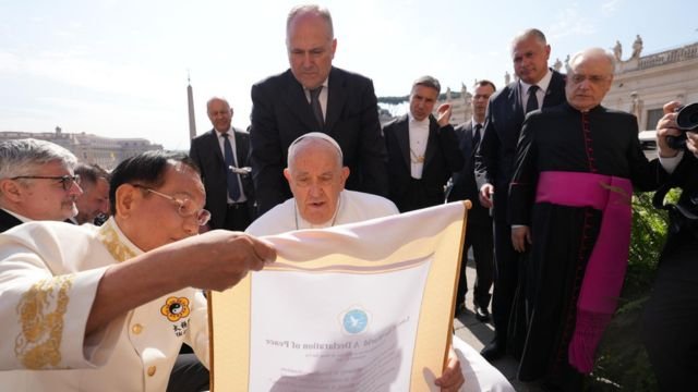 Dr. Hong presents to Pope Francis “Love of the World: A Declaration of Peace.”