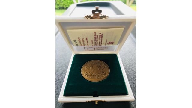 The medal Pope Francis donated to Dr. Hong.