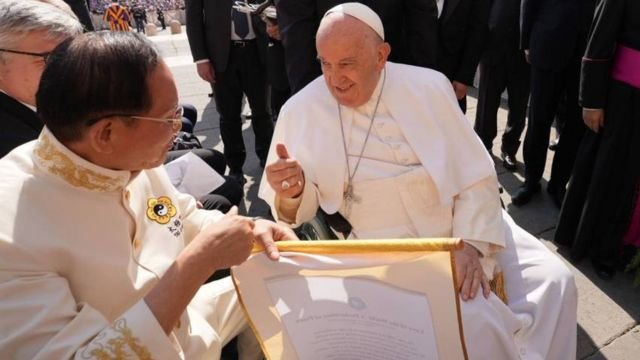 Pope Francis gives Dr. Hong a thumbs up after receiving the scroll of “Love of the World, A Declaration of Peace.”