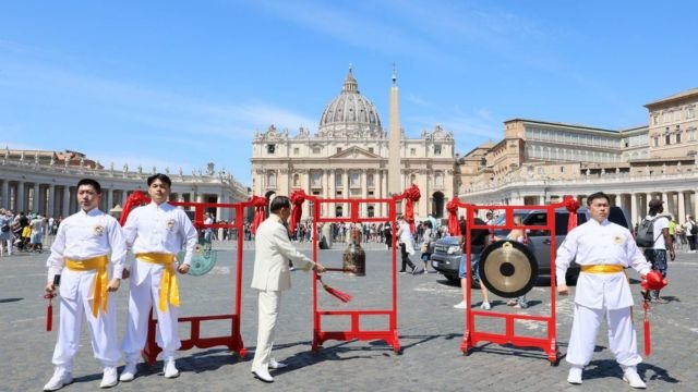 Dr. Hong ringing the Bell of World Peace and Love in St. Peter’s Square.