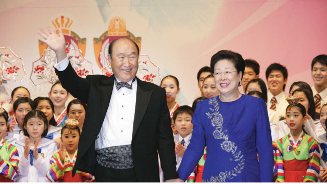 文鮮明師と、その妻であり後継者である韓鶴子博士。Xより。
