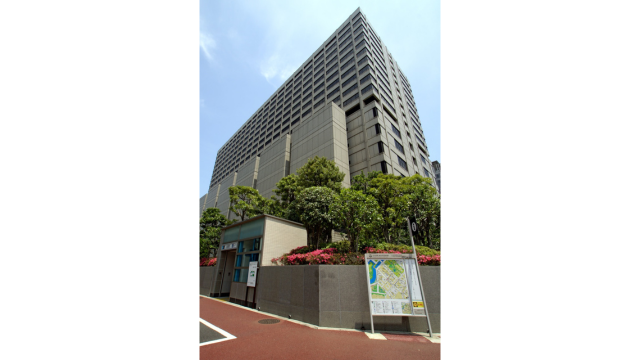 東京地方裁判所の建物を横から撮影した写真。credits