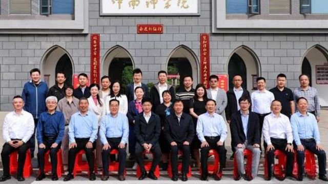 Group photo of the delegates at the Wuhan meeting,