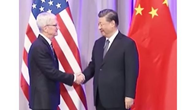 Apple CEO Tim Cook with Xi Jinping in 2023. Screenshot.