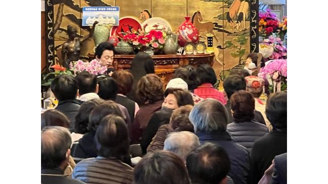 Huh blessing his devotees.