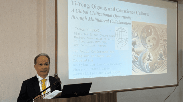 Jason Cherng presents his paper.