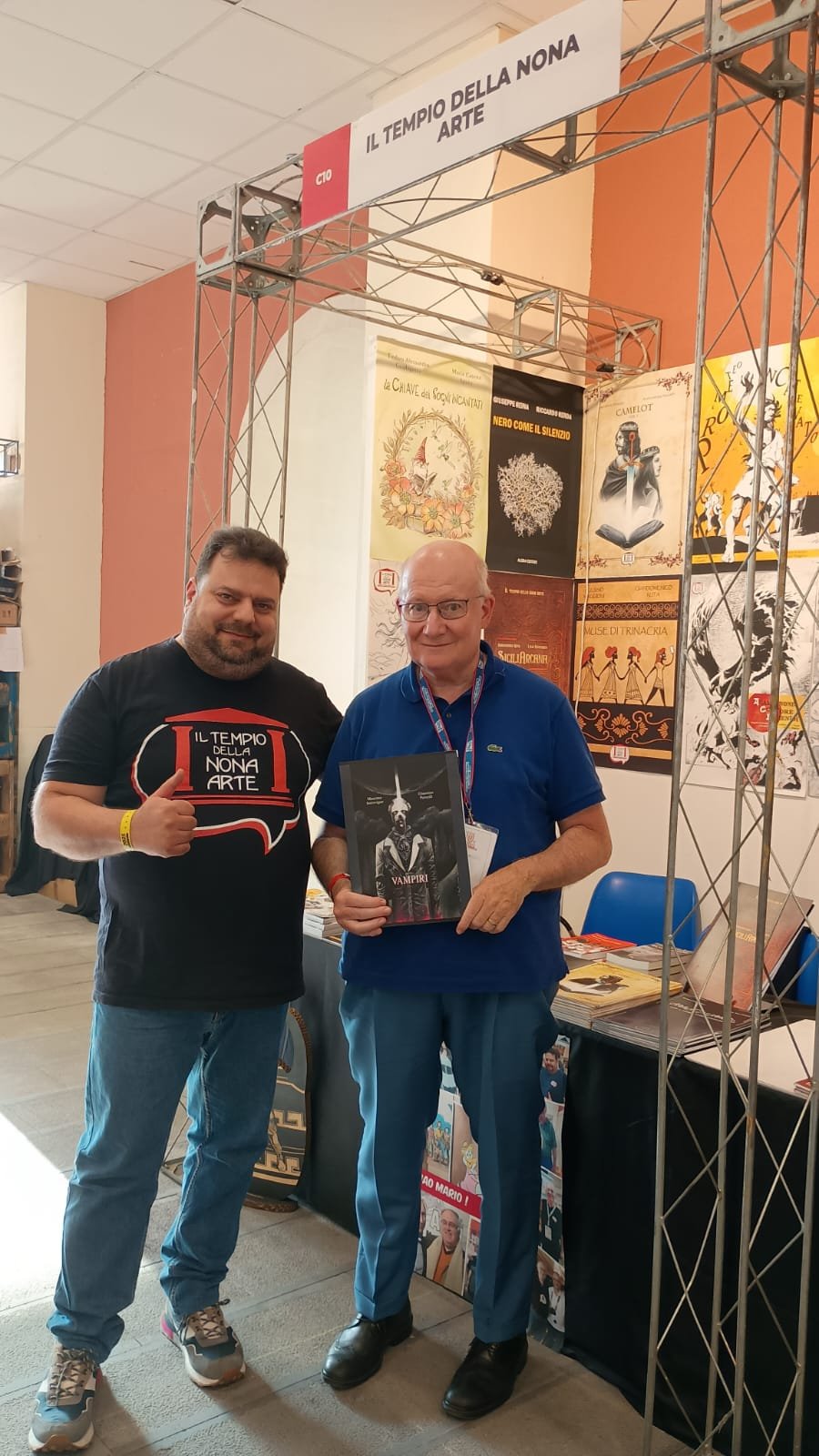 Publisher of “Il Tempio della Nona Arte” Tindaro Alessandro Guadagnini with Massimo Introvigne at Etna Comics.

