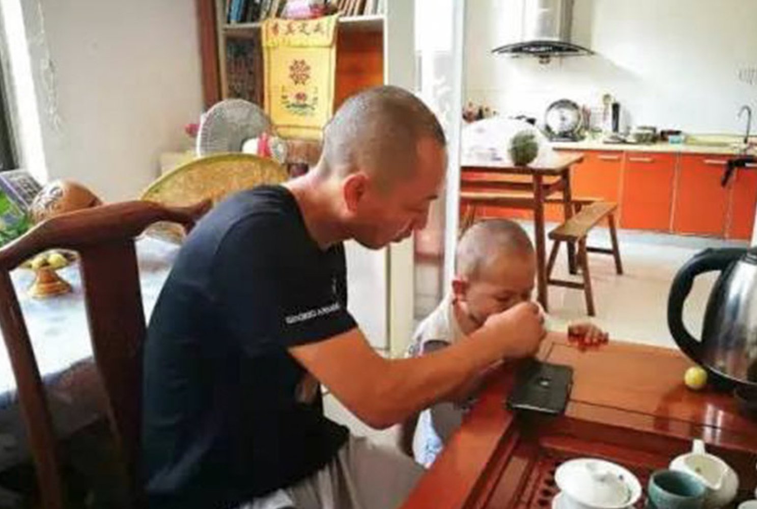 Dao Lu feeding a child. From Weibo.