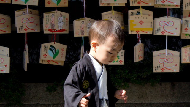 A Japanese boy was taken by his parents to a shrine in Tokyo (credits): does this also violate the right of the child to “form his own beliefs”?