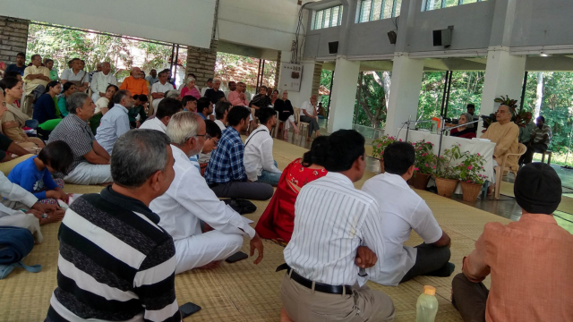 Krishnamurti lecturing in his later years. Credits.