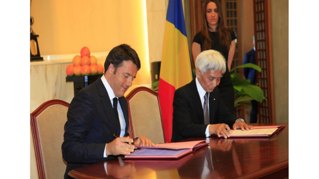 Prim-ministrul italian de la acea vreme, Matteo Renzi, semnează „Intesa” cu Soka Gakkai, 27 iunie 2015.