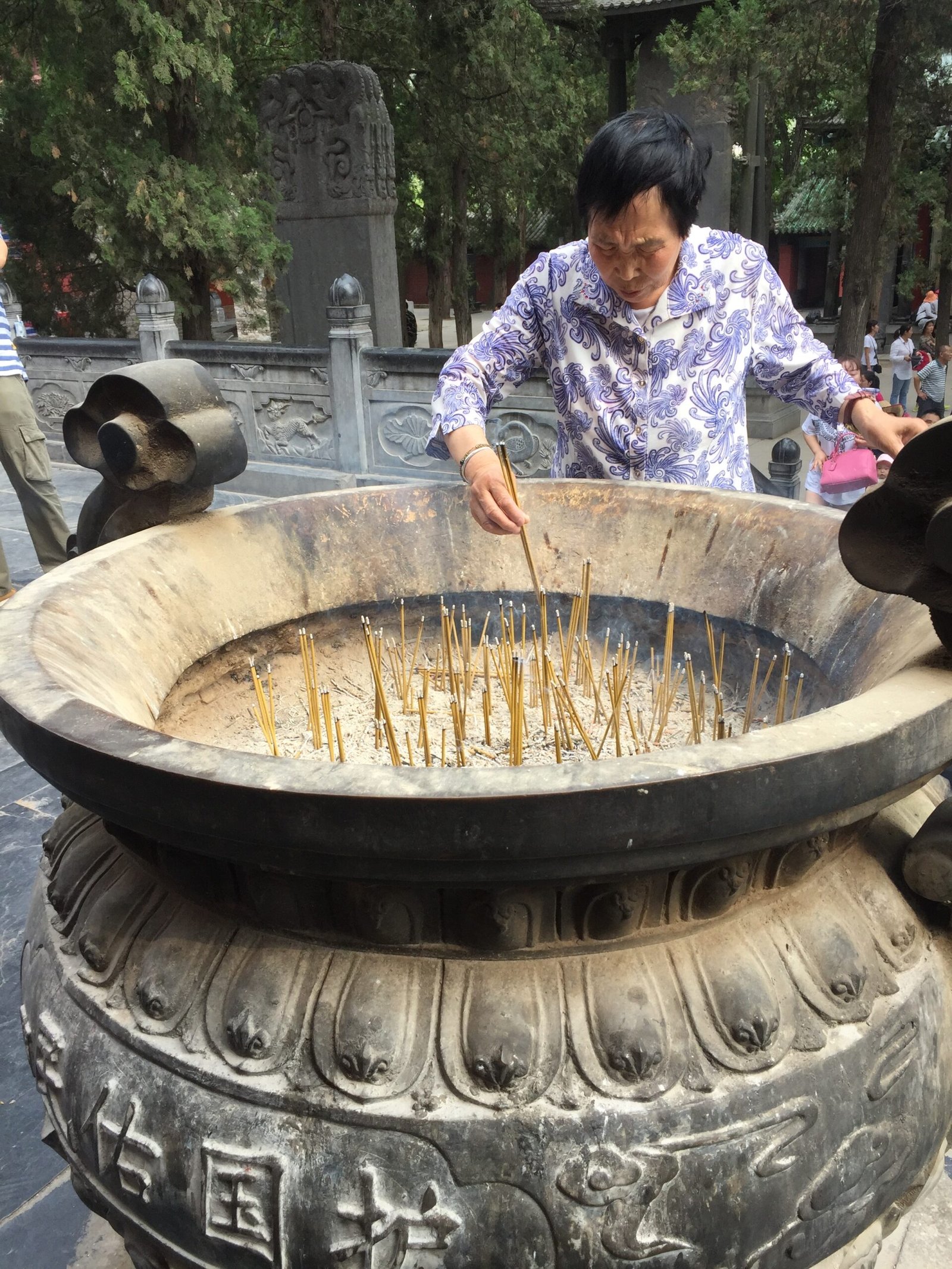 A devotee burning incense at Shaolin Monastery. Photo by Massimo Introvigne.