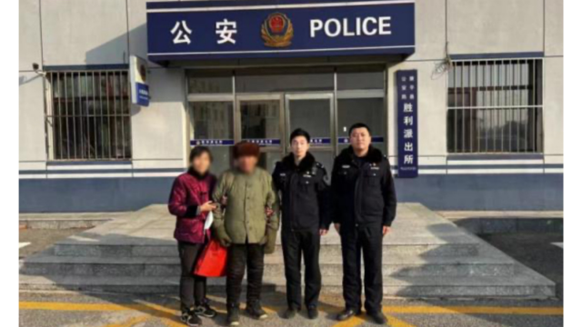 Agents with two senior citizens at the Shengli Police Station in Kangping County, Shenyang. From Weibo.