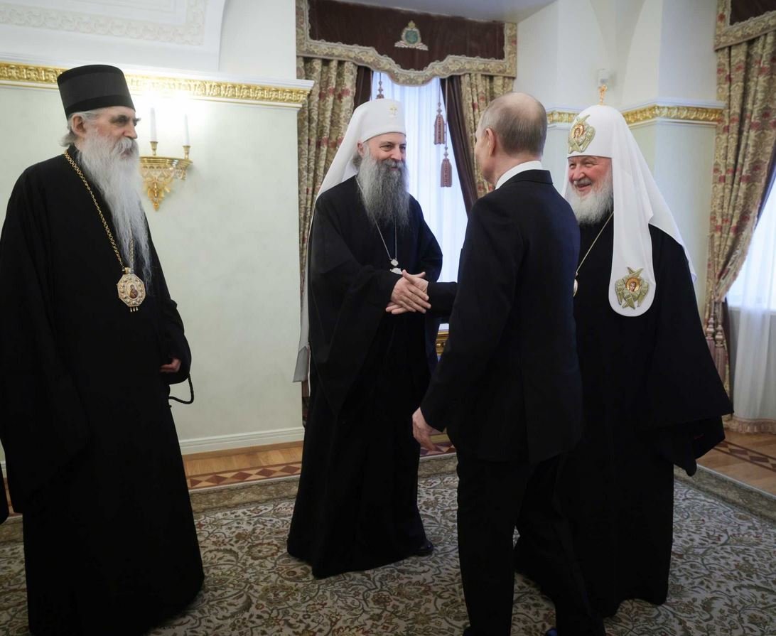 Serbian Orthodox Bishop Irinej (left), Patriarch Porfirije (centre), Patriarch Kirill of the Russian Orthodox Church (right) with President Putin in April 2025. Credits.